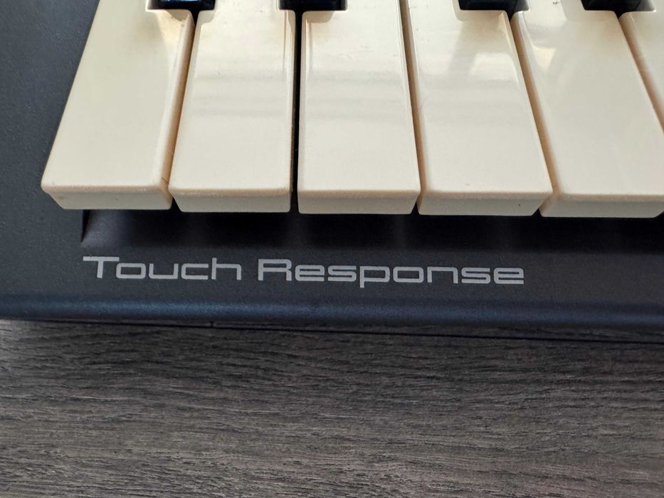 Синтезатор,пиано  YAMAHA PSR-300