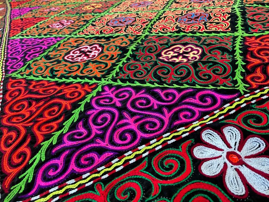 Қазақтың ұлттық ою-өрнектерімен қол өнер түс кигіз сатылады.