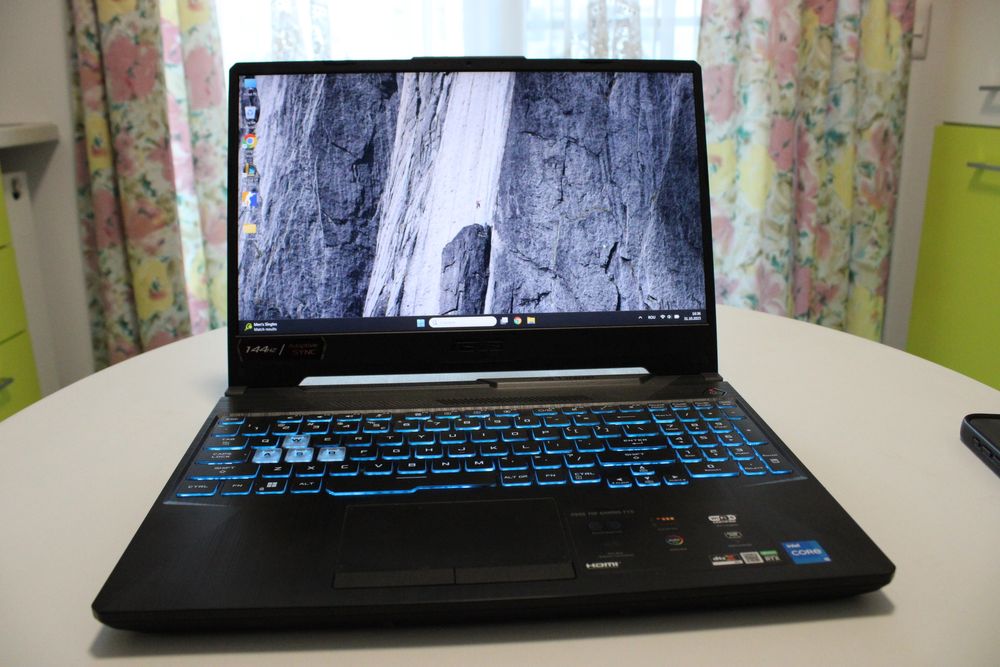Vând Laptop Gaming ASUS TUF F15 FX506HC cu procesor Intel® Core™ i5