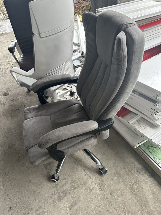 Scaune gaming și birou confortabile din piele și material textil
