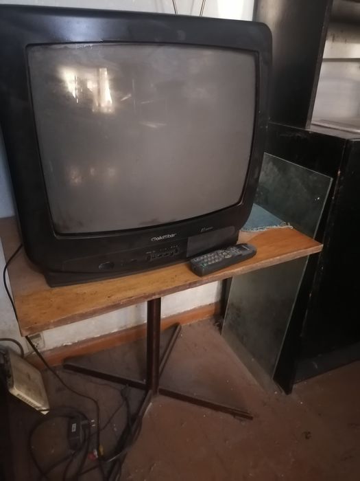 Телевизор Coldstar со столиком