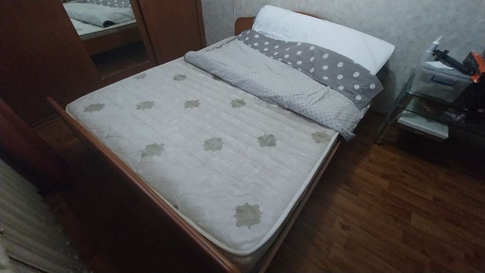 Кровать двуспальная с матрасом б.у.