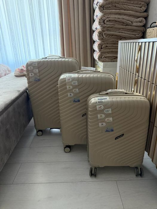 Чемодан комплект, В комплекте 3шт, почти новый!