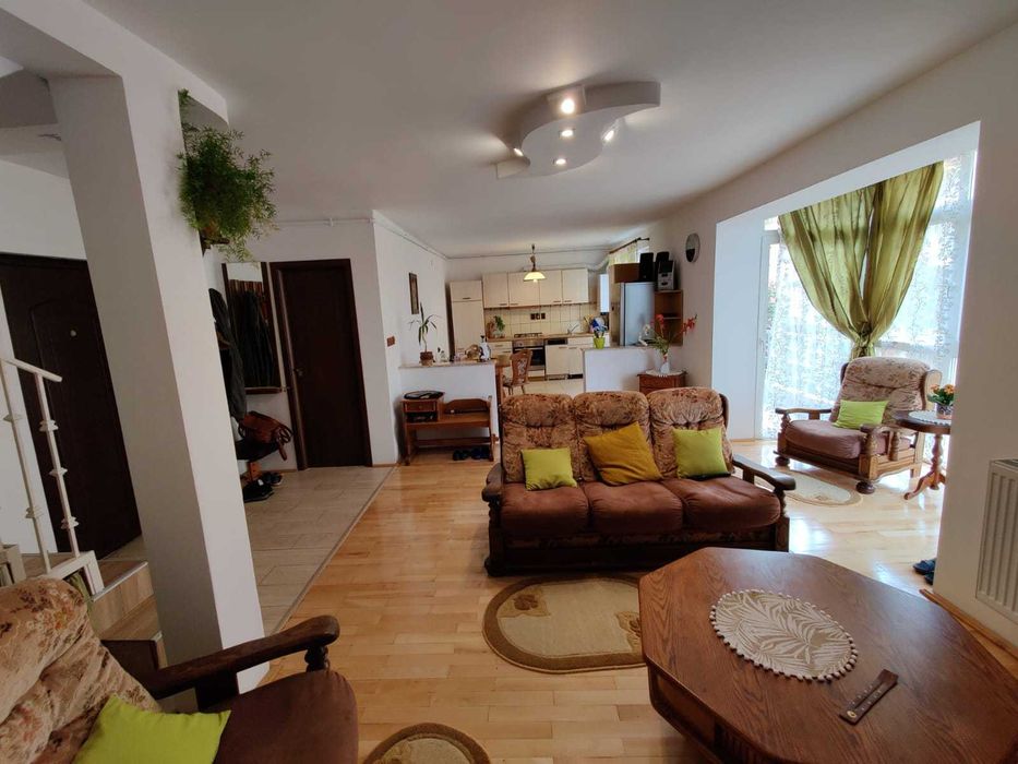 Închiriez apartament 7 dormitoare,  2 livinguri,bucatarie 3 bai, 3 ter