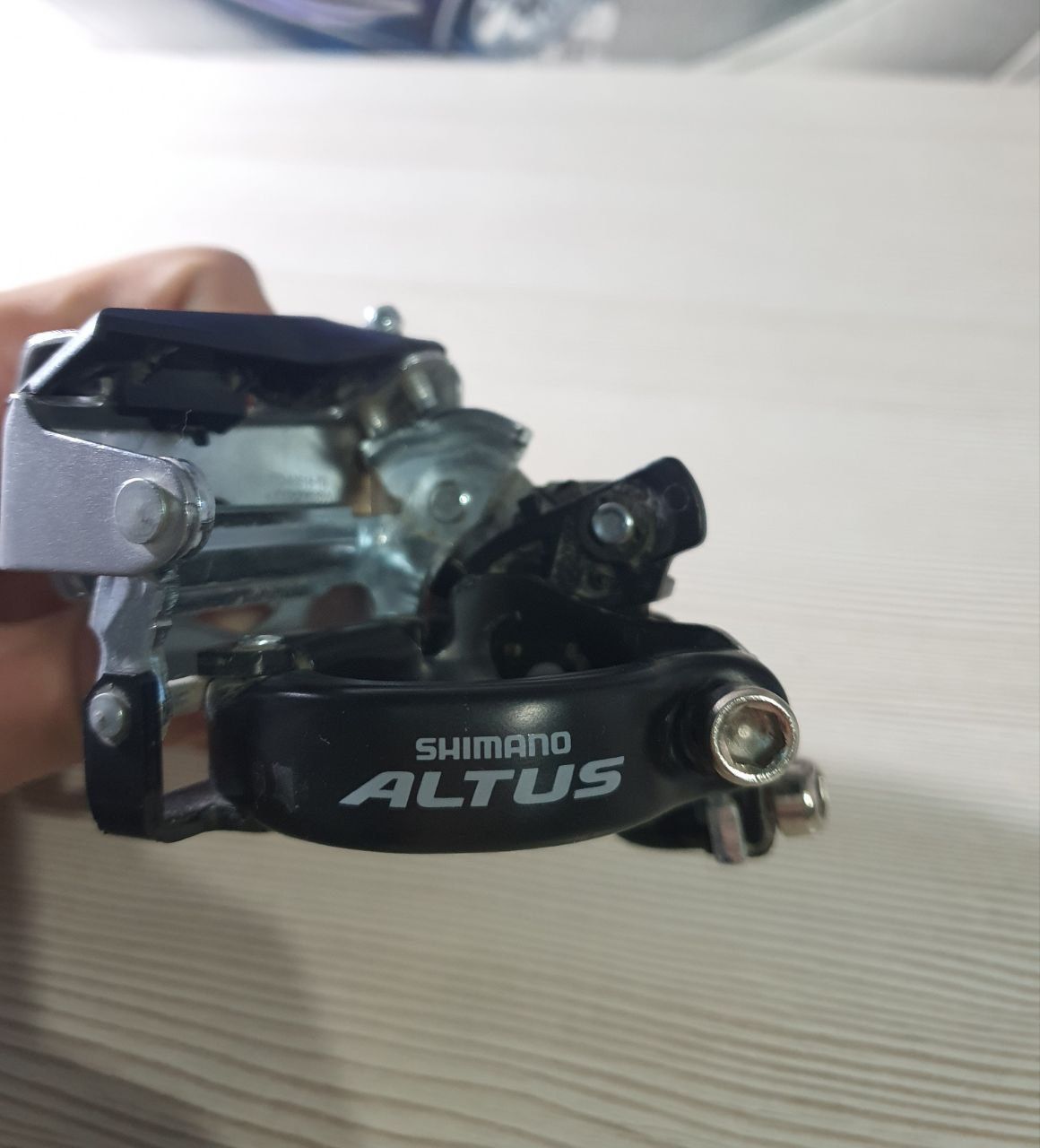 Передний переключатель с манеткой shimano altus