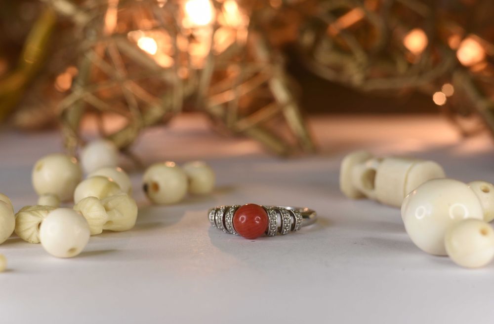 Inel argint rodiat cu coral sferă și 20 diamante