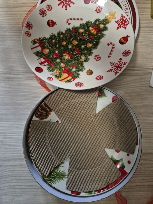 Set 4 farfurii portelan Craciun - in cutie cadou cu funda rosie