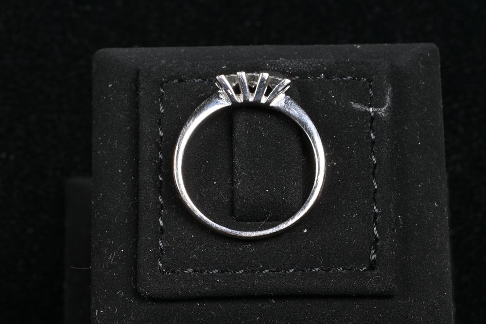 Златен Пръстен бяло Злато 18к (750) годежен 3 диаманта, 0.30кт Разм 55