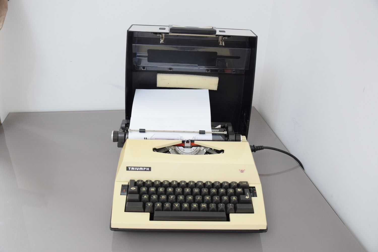 Vând mașină de scris electrica triumph Gabrielei 2000