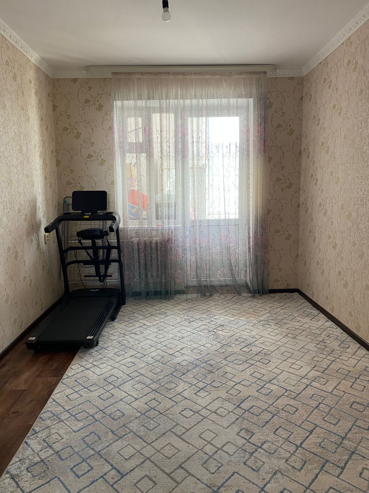Мкр Сырдария 2 үйден жақсы районда 4бөлмелі үй сатылады