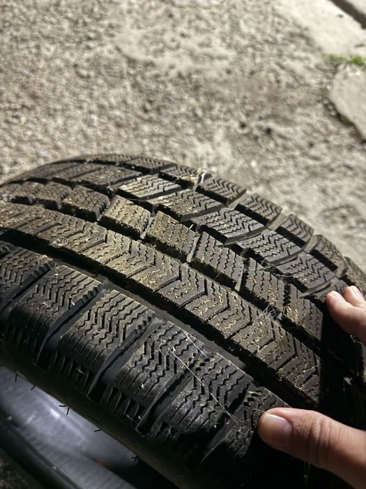 Продается шины 245/45/18 зимний шины  Hifly