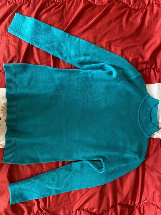 Електриково син пуловер