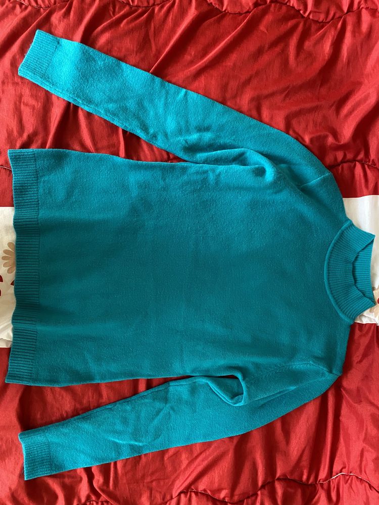 Електриково син пуловер