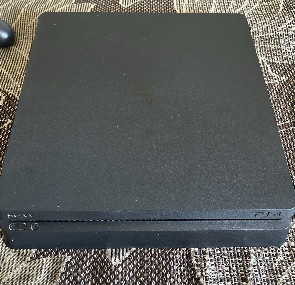 Продава се PlayStation 4 Slim (1TB)