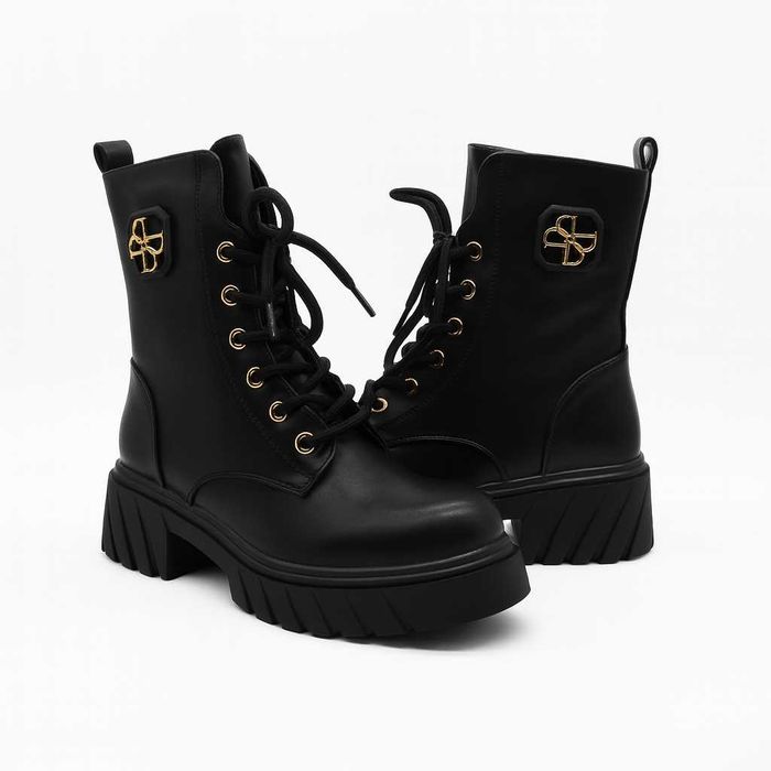 Дамски черни боти от еко кожа със златист акцент и масивна подметка