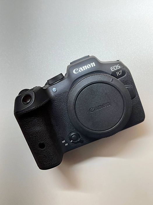 Canon r7 body + viltrox adapteri + 2 ta batareka