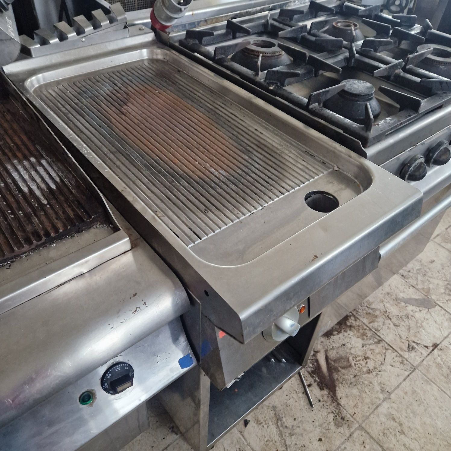 Grill electric cu banc, la 380v, gratar pe curent sau gaz