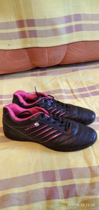 Продаю женские кроссовки.