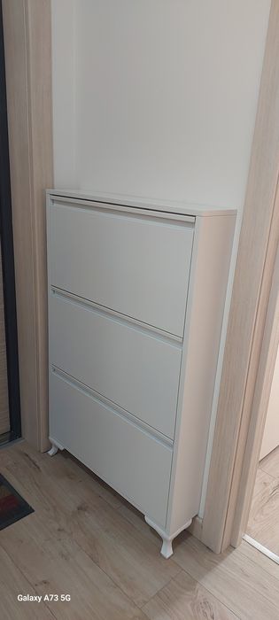 Trentdagi oyoq kiyim javoni