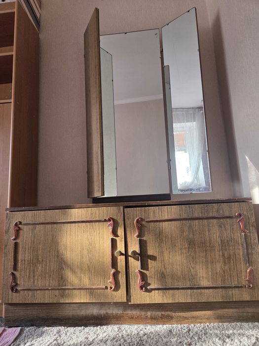 Продам Советское трюмо с зеркалами