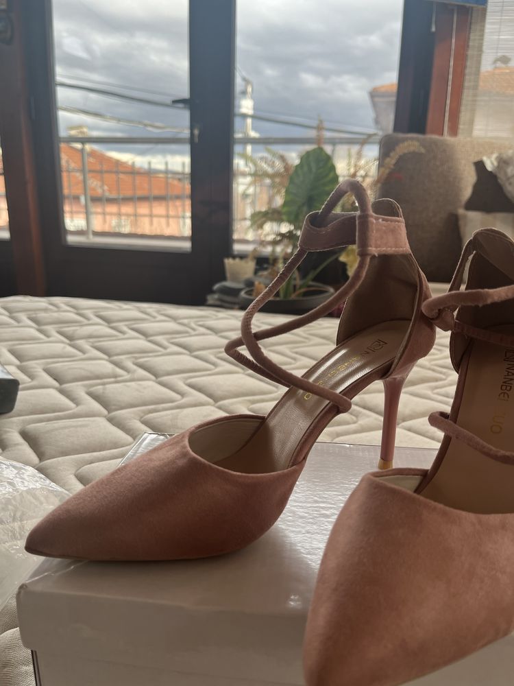 Розови велурени обувки на ток