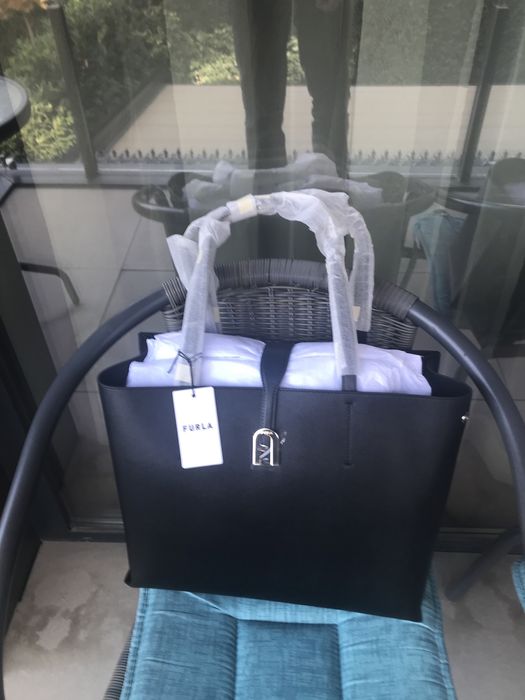 FURLA SOFIA TOTE XL.100%оригинал.Със сериен номер,етикети,всичко