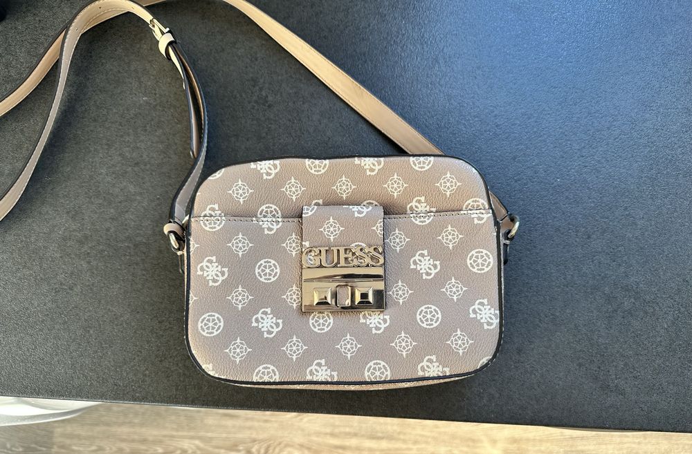Дамска чанта Guess