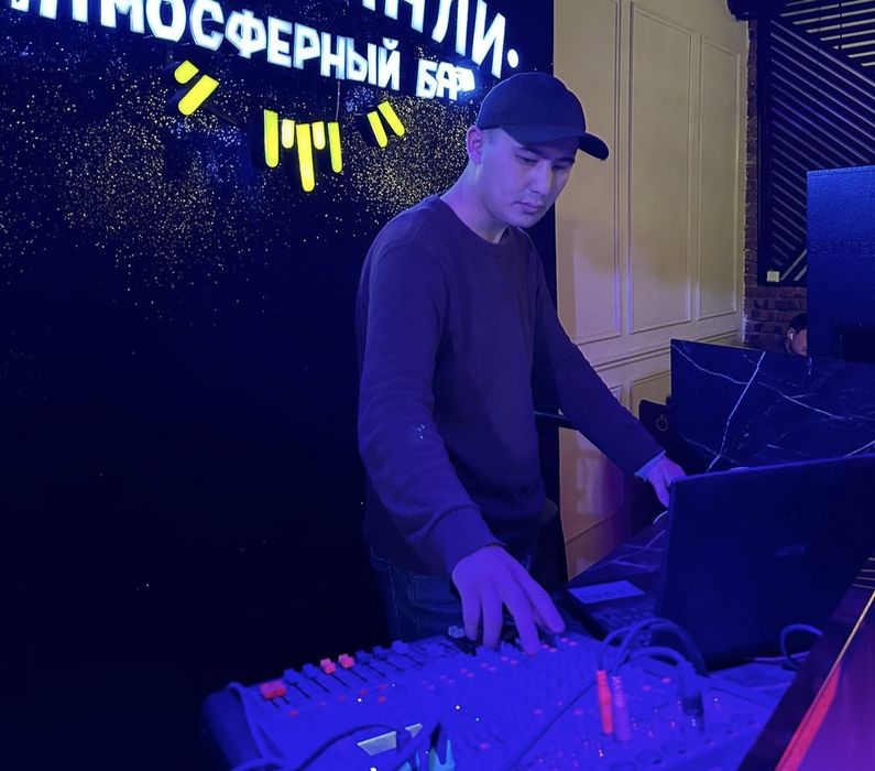 Диджей // с аппаратурой