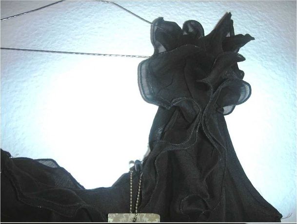 Шелково-капроновое шикарное мини платье с рюшами на одно плечо