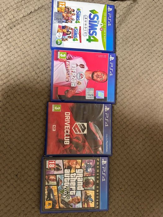 Vând PS4 cu 4 jocuri și 2 manete incluse