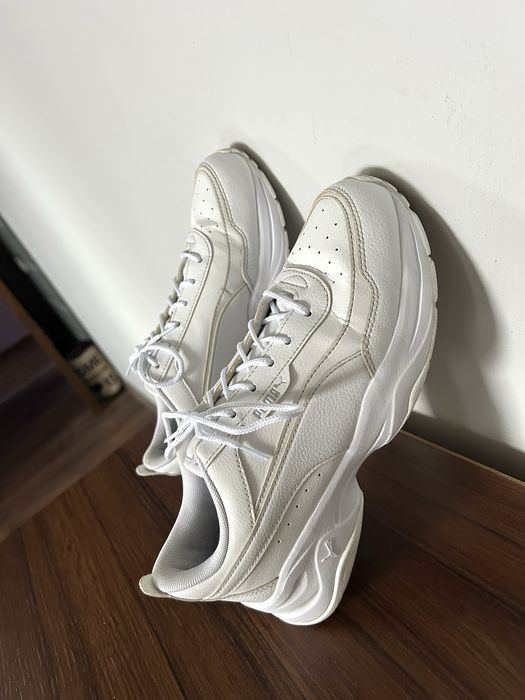 PUMA- бели обувки.