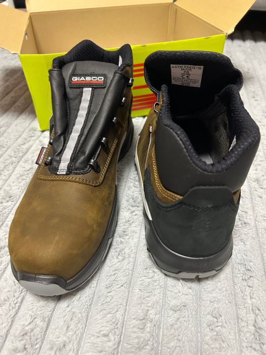 Чисто нови работни обувки