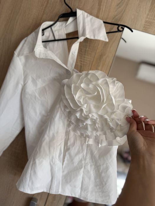 Дамска бяла риза с цвете и един ръкав