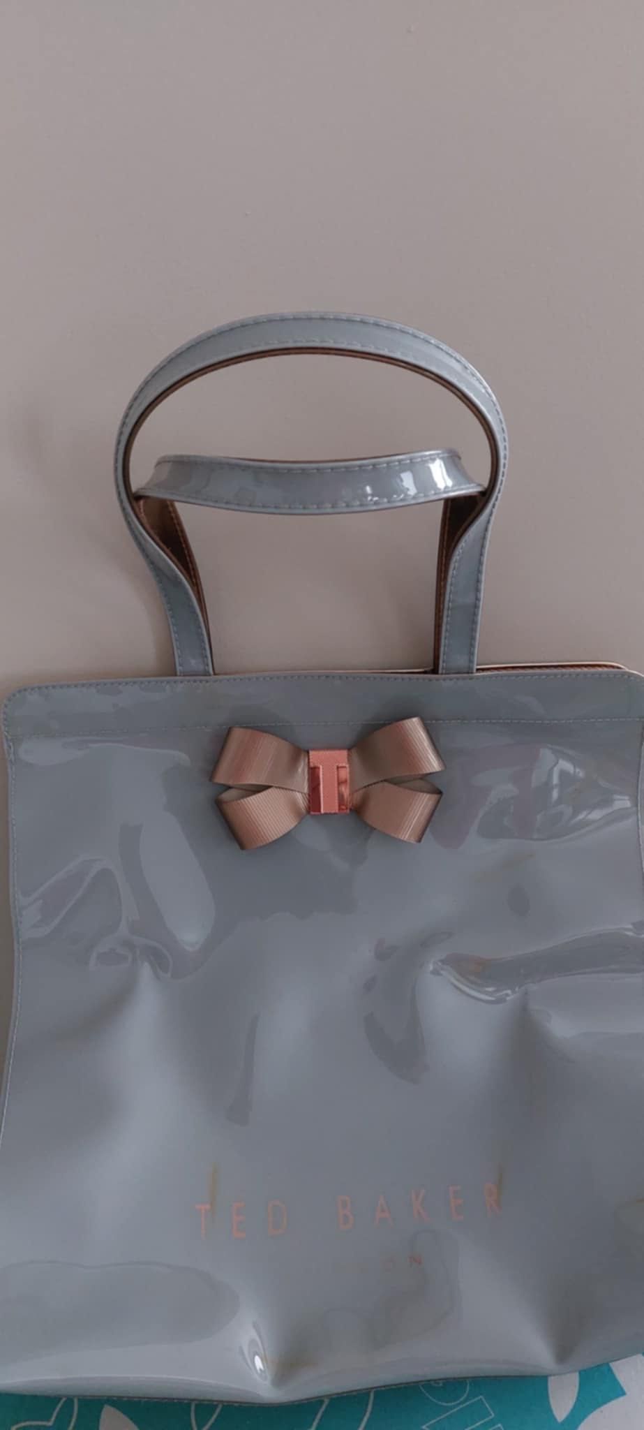 Продавам сива чанта Ted baker
