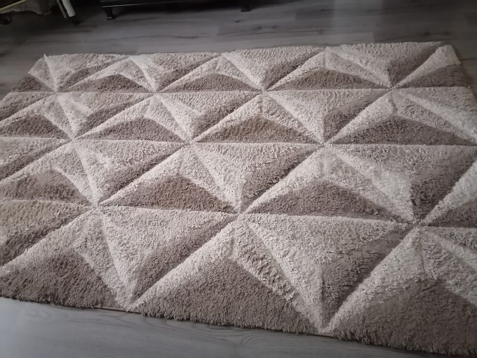 Vând covor culoare crem/maro.