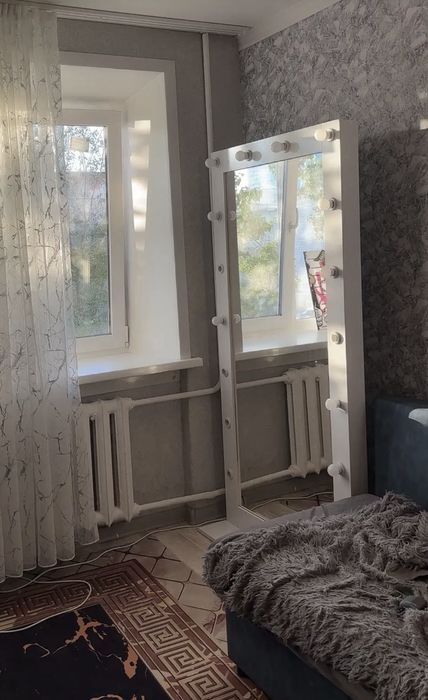 Зеркало с лампочками