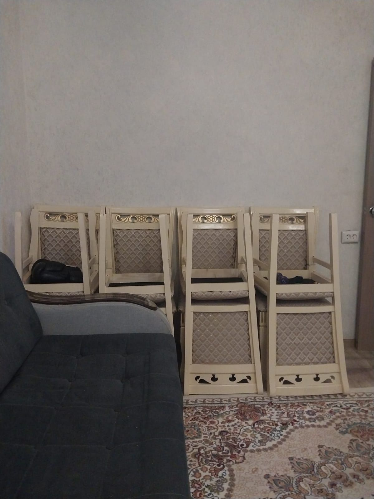 Стол и стулья в отличном состоянии