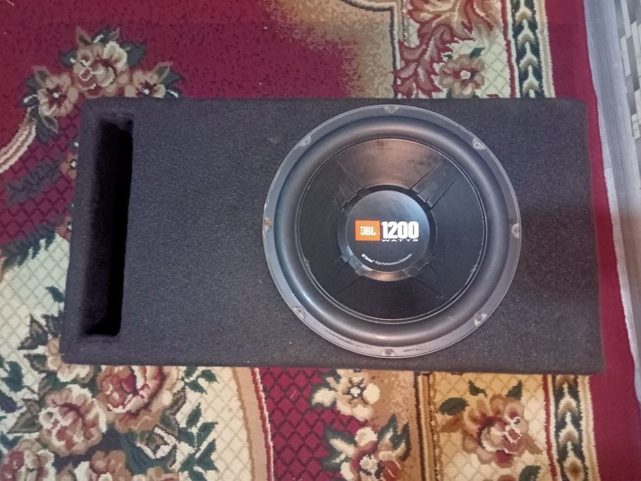 Продам сабвуфер JBL + ящик в хорошем состоянии.