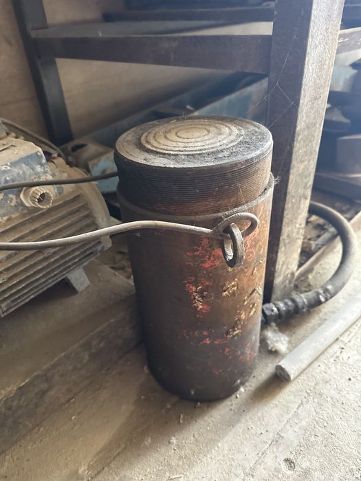 Продам целинлр гидравлическй