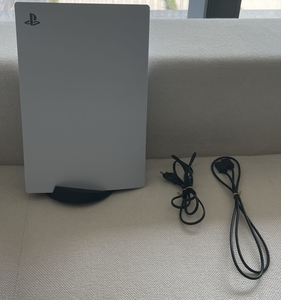 Playstation 5 ( дискова версия ) + 2 контролера, игри и аксесоари