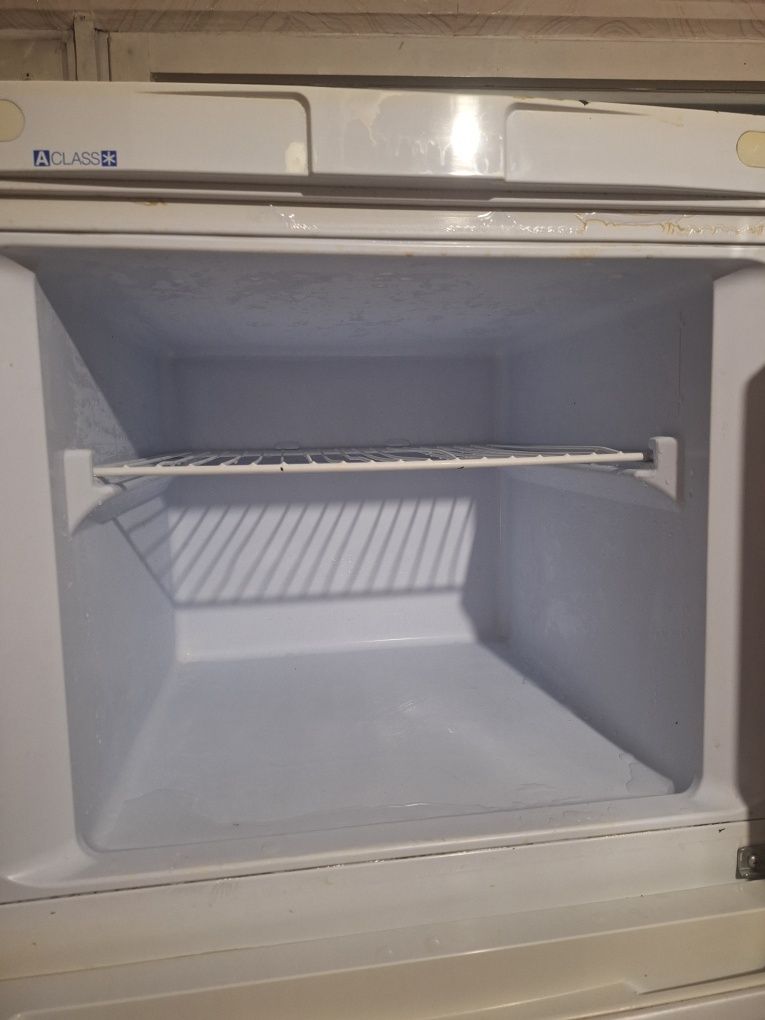 Хладилник с фризер Indesit