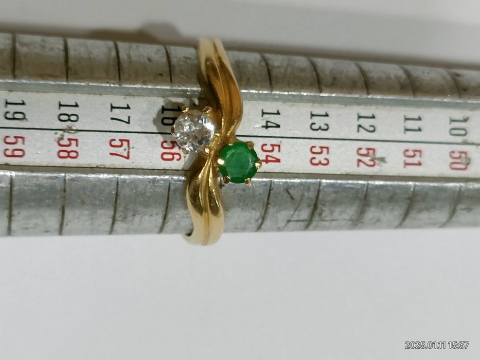 Vind inel din aur 18kt cu diamant și smarald