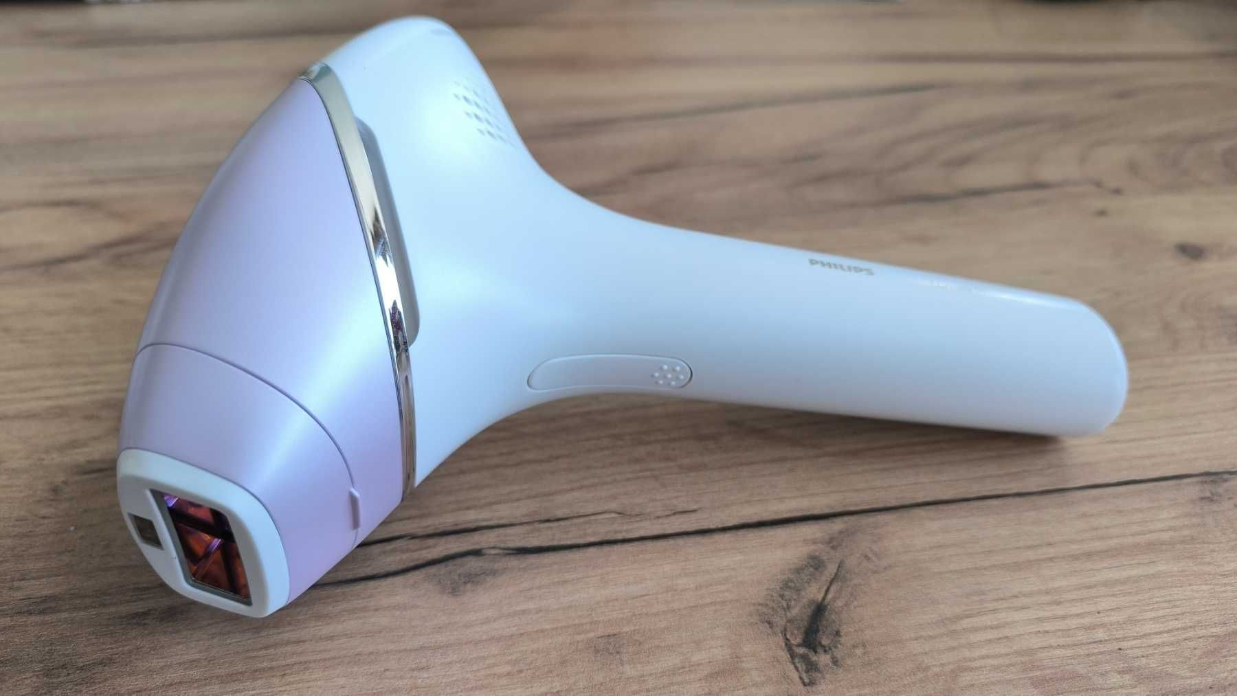 Фотоепилатор IPL Philips Lumea BRI947