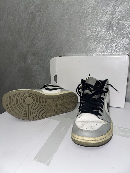 Air Jordan 1 Mid Light Smoke Grey