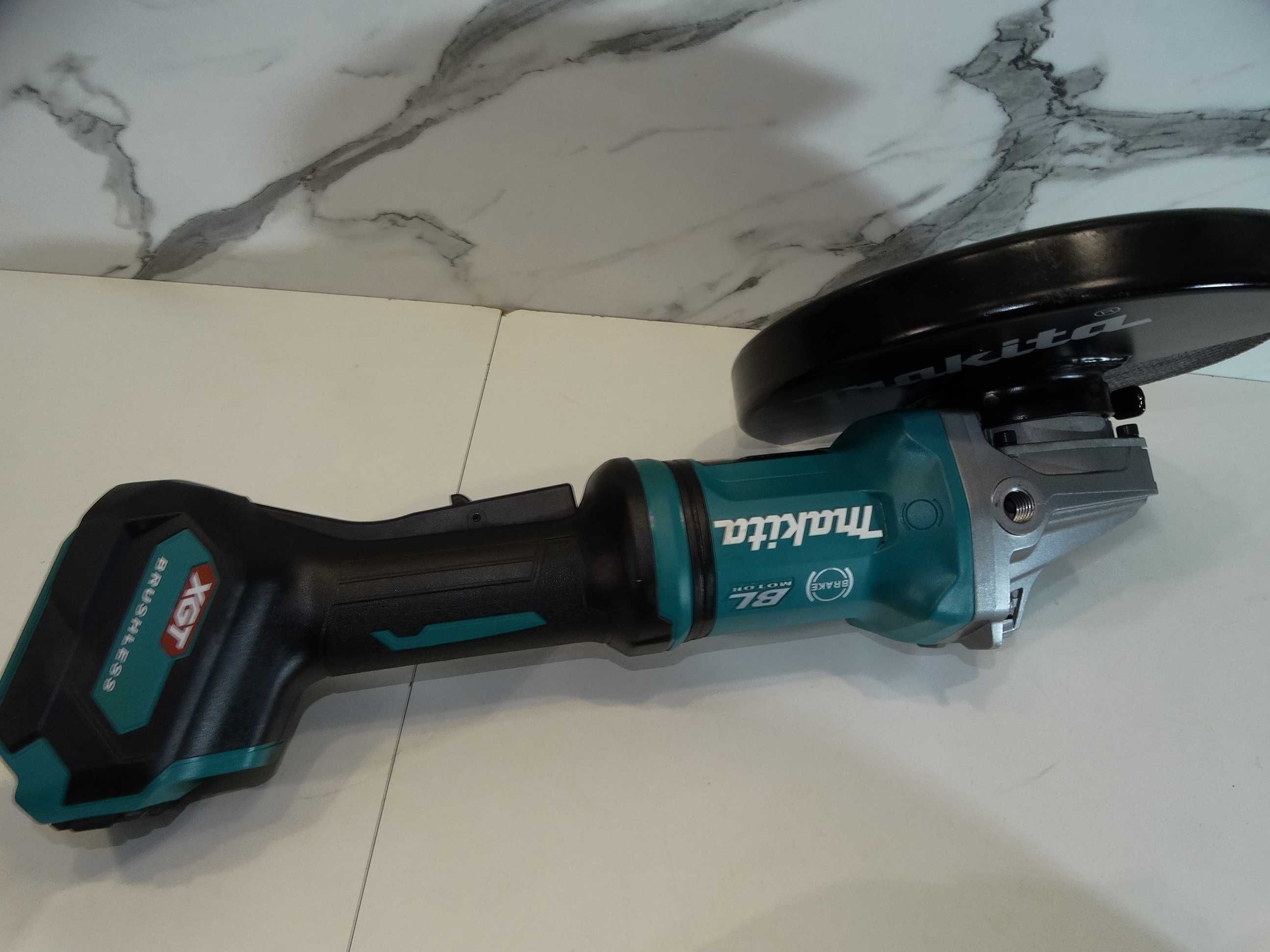 Makita GA 038 / XGT / 40 V - Акумулаторен ъглошлайф 230 мм