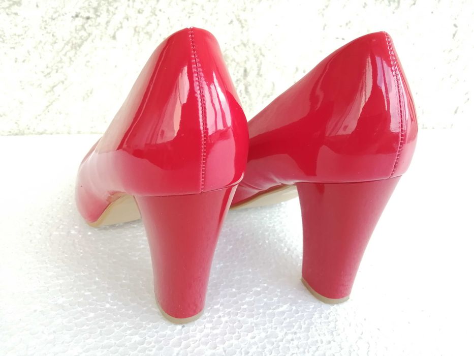 Vand pantofi dama, cu toc, din piele lacuita, masura 38.