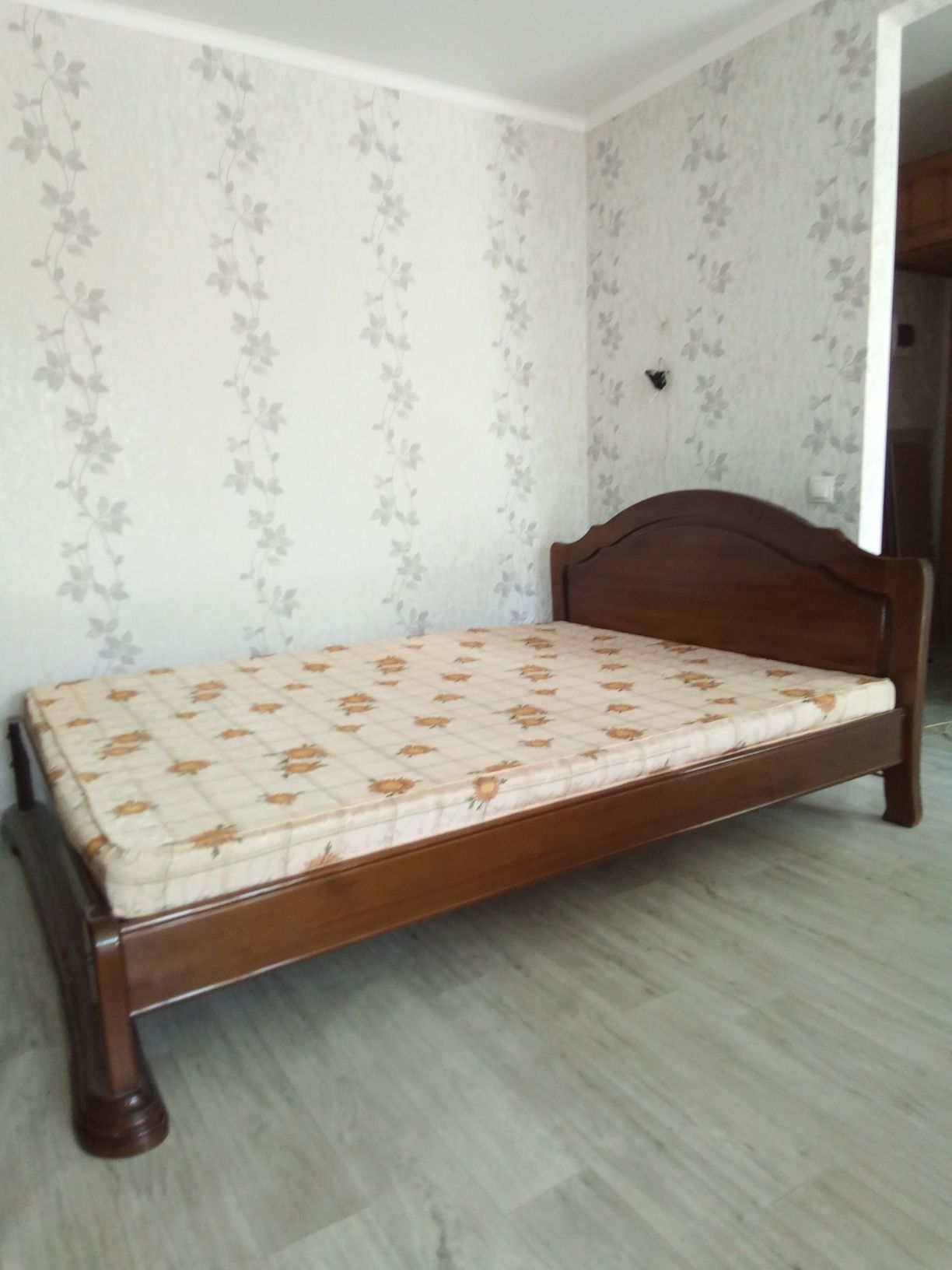 Продам двухспальн. кровать 160 * 2.0 м. Дерево, полиров. с матрасом