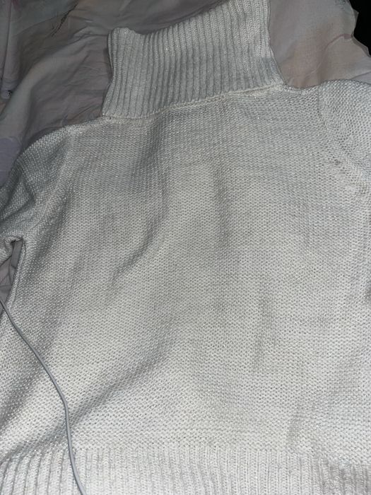 Бял пуловер.