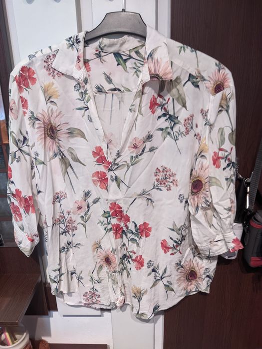 Bluze damă șapte bucăți .de la  10 lei la 15 lei.