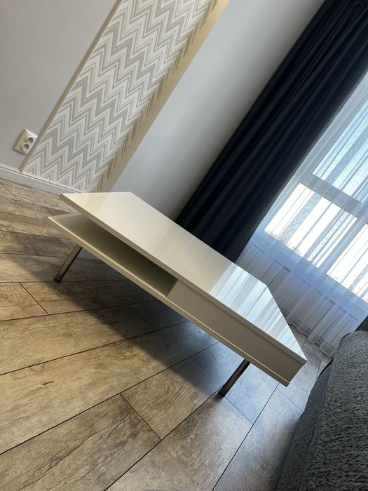 Продам столик в отличном состоянии! Цена договорная